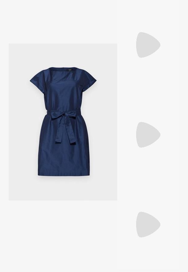 WEEKEND MaxMara TRIPOLI - Vestido informal - blu; Zapato de tacón alto de cuero negro con puntera afilada y un tacón redondeado y abombado. Textura suave con un diseño elegante y minimalista.; Bolso tote de cuero marrón oscuro con dos asas resistentes, parte superior ajustada y cierre de botón en tono dorado. Superficie texturizada con acentos mínimos.; Los pendientes en tono dorado presentan formas irregulares y texturizadas, adornadas con piedras preciosas verdes y perlas blancas, asegurados con cierres de clip.