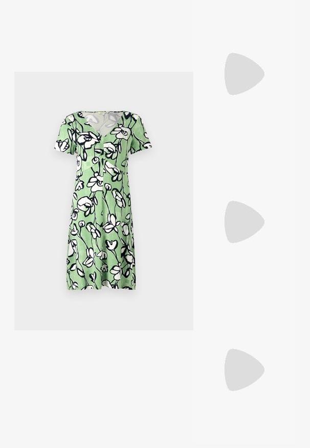Rochie verde cu mânecă scurtă, cu un model floral alb, având decolteu în V și închidere cu nasturi în față. Fabricată dintr-un material ușor și respirabil.; Pantofii slingback din piele lăcuită neagră cu toc înalt, vârf ascuțit, brățară reglabilă la gleznă și părți laterale deschise. Textură netedă.; Ochelari de soare negri, supradimensionați, cu lentile degradate, rame groase și detalii cu lanț de ton auriu pe brațele templului.; Geantă de umăr neagră cu suprafață texturată, cu două mânere superioare și curea de umăr ajustabilă. Dispune de accesorii metalice de culoare aurie și buzunare laterale.