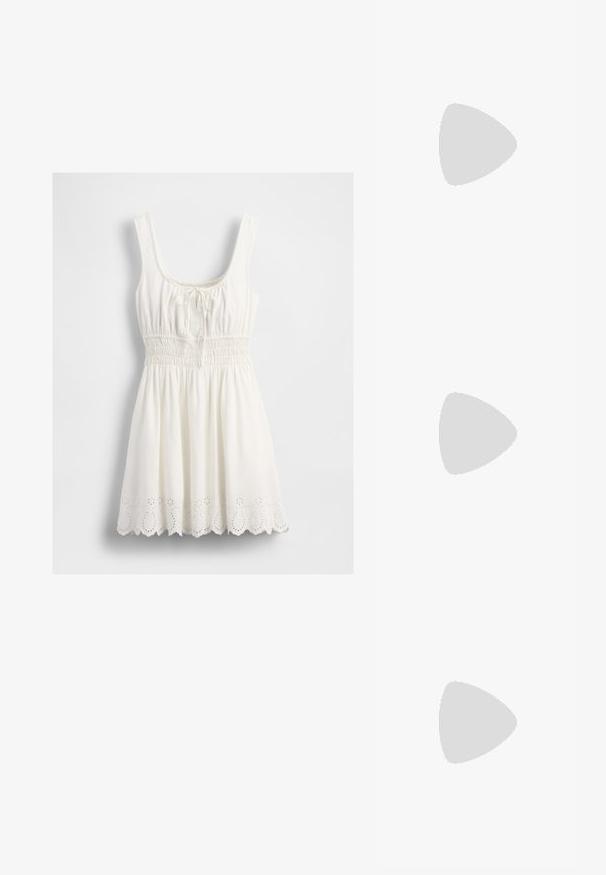 Balta bezpiedurkņu kleita ar kvadrātveida izgriezumu, savilktu jostu, saites detaļu krūtīs un viļņotu acu izšuvuma malu.; Melnas ādas sūkņi ar smailu purngalu un zemu bloku papēdi. Iezīmēts ar potītes siksniņu ar zelta krāsas sprādzi. Gluda tekstūra.; Dzeltena mākslīgā krokodila roku soma ar strukturētu dizainu, augšējo rokturi, noņemamu ķēdes siksniņu un dekoratīvām kristāla rotājumiem aizdares daļā.; Zeltīti metāla auskari ar gludu, izliekta dizaina. Ar atšķirīgu smailu formu, pulētu virsmu un eņģu aizdari.