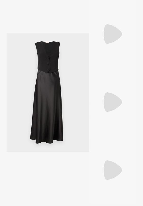 Zwarte jurk met een mouwloze top met een diepe V-hals en drie knopen, overgaand in een gladde, lange satijnen rok.; Zwarte hoge hakken sandaaltjes hebben dunne banden met een geknoopt ontwerp, een gladde vierkante neus en een elegante stiletto-hak.; Lichtgrijze metallic handtas met een kettingriem, versierd met kleine ronde metallic studs en een driehoekig merkimago.; Zilveren oorringen met een gladde, glanzende afwerking. Ronde vorm, lichtgewicht ontwerp, voorzien van een post-back sluiting.