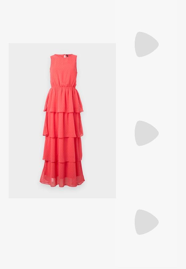 Robe sans manches corail avec volants superposés, taille élastique, encolure ronde et motif à pois subtil. Fabriquée en tissu léger et transparent.; Chaussure à talon aiguille à bout pointu avec un schema de couleurs argent, or et nude. Fini brillant avec un design découpé, dotée d'un talon stiletto.; Pochette en métal argenté avec une forme douce et arrondie et un fermoir en haut noué. Fabriquée en simili cuir lisse.; Boucles d'oreilles en argent en forme de créoles avec un design torsadé, dotées d'une finition polie et d'une fermeture à poussoir. Mesurent environ 3 cm de diamètre.