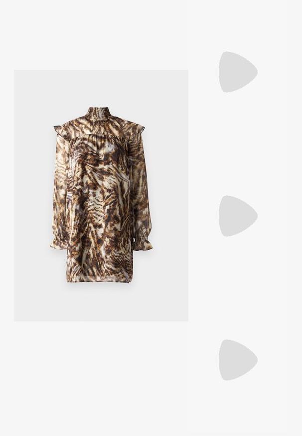 Gennemsigtig brun dyreprint bluse med høj smocket hals, lange pufærmer med flæsekanter og en afslappet pasform.; Sorte læder slingback hæle med spids tå, der har en slank hæl og en guldfarvet detalje på den justerbare rem. Glat tekstur.; Sort læderhåndtaske med en struktureret design, der har en kortet form, tophåndtag og guld hardware-accenter. Justerbar skulderrem inkluderet.; Guldtonede hoops øreringe med en halvmåneform, poleret overflade og hængsel-lukning. Den glatte tekstur og den reflekterende finish forbedrer synligheden.