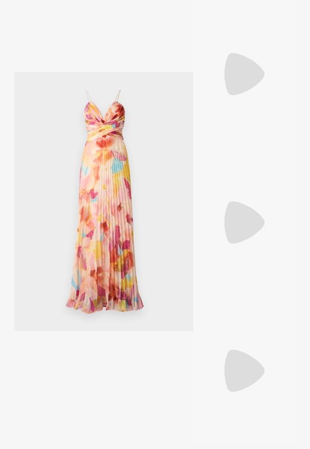 AMUR LISLE PLEATED GOWN - Robe de soirée - multi-coloured; Talons en cuir verni noir avec un bout pointu, un petit talon carré et des brides croisées à la cheville. Texture lisse et design minimaliste.; Sac à main en cuir noir avec une surface texturée, accessoires en acier inoxydable, fermeture à cliquet et une courte anse pour le porter. Design compact et structuré.; Boucles d'oreilles en argent en forme de Saturne, avec une planète texturée entourée d'un anneau, ornées de petits cristaux transparents et d'une tige en forme de nœud.