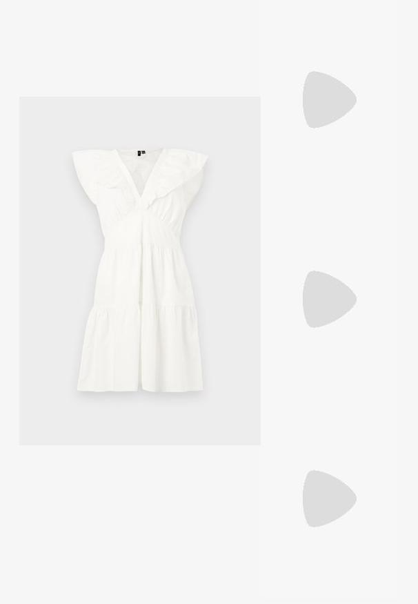 Balta medvilninė suknelė su raukšlėmis nusmukusiomis rankovėmis, V formos iškirpte, prigludusiu liemeniu ir sluoksniuotu sijonu. Suknelė turi raukšlėtus akcentus juosmens ir apatinėje dalyje.; Balti slingback kulniukai su smailiu pirštu, lygia viršutine medžiaga, žemu blokuotu kulnu ir šoniniu išpjovimu su reguliuojamu sagtimi.; Apskriti saulės akiniai su tamsiais objektyvais ir auksiniais rėmeliais. Modelis vilki šviesiai mėlyną, raukinį kardiganą su mygtukais ir kontrastingomis baltomis rankovėmis.; Michael Kors rankinė smėlio spalvos dengto kanvoje su pakartotiniu MK logotipo raštu, auksinėmis detalėmis ir nuimamu grandininiu dirželiu.