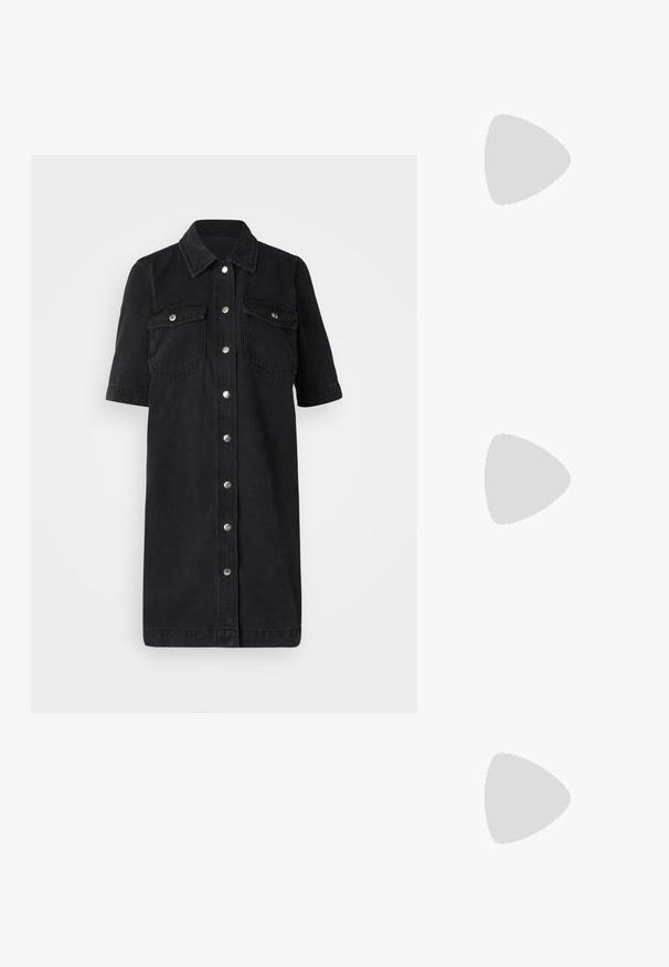 Svart denim skjortklänning med korta ärmar, knapprad fram, två bröstfickor och silverdetaljer. Slät textur och rak skärning.; Svarta lackläder slingback klackar med spetsig tå och geometrisk klack. Har en elegant, minimalistisk design och slät yta.; Svart läderhandväska med en böjd form, avtagbar rem och guldiga detaljer. Väskan har ett lock med en spänndetalj.; Ring i guldutförande med en organisk, vriden design, slät yta och avsmalnande ändar, vilket ger ett modernt, skulpturalt utseende.