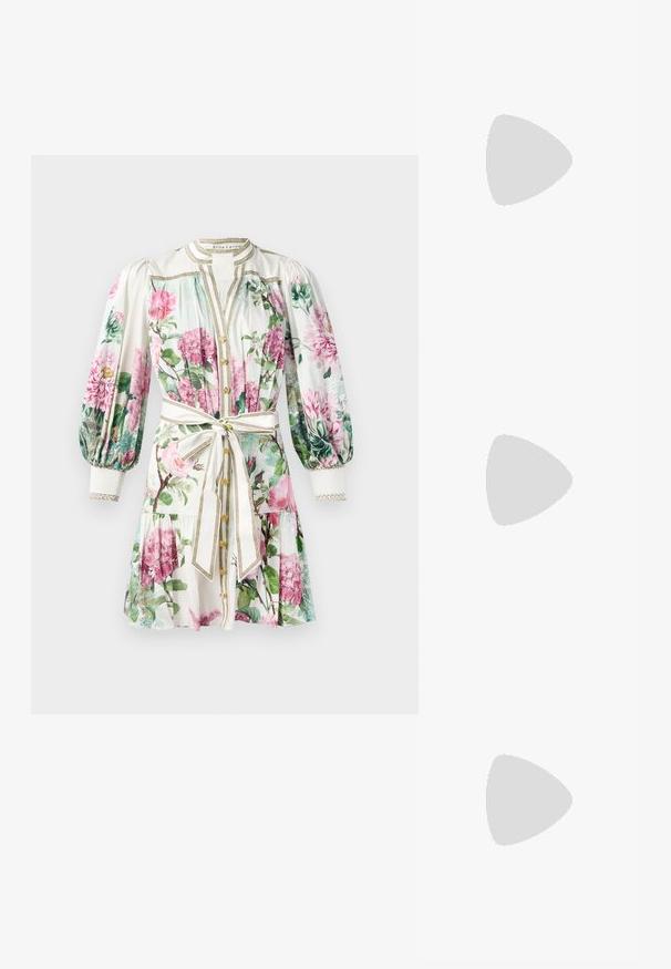 Blomsterkjole med pink og grønne mønstre, hvid bund, puffede ærmer, gyldne detaljer, knaplukning og en bundet taljebælte.; Hvide lædersneakers, lavtop design, med en glat tekstur, rund tå, snørret front og et lille broderet logo på siden.; Sort læder halvmåne taske med en guldfarvet hardware detalje, der har en lynlåslukning. Båret som crossbody over en grå sweater.; Guldtonede knude-stud øreringe med et vredet design. Hver ørering har en cirkulær klar bagside for sikker brug.