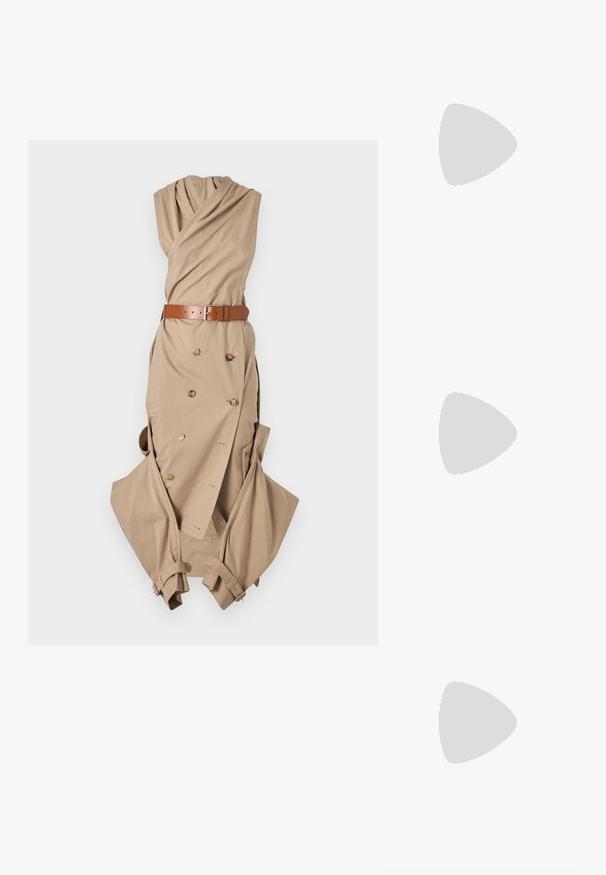 Béžové zavinovací šaty s nabíraným výstřihem, pásem se stříbrnou sponou, dvojitým knoflíkovým detailem a volnými rukávy.; Černé kožené lodičky se slingback, špičatou špičkou, malým podpatkem a detailem s přezkou na pásku kolem kotníku. Hladká textura, minimalistický design.; Černé sluneční brýle ve tvaru čtverce s gradientními šedými skly; mají jemné detaily a žluté logo "MOSCHINO" na ramínku.; Černá kožená kabelka se strukturovaným designem, dvojitými horními uchy, odnímatelným popruhem a zlatým zdobením na horizontálním pásku.