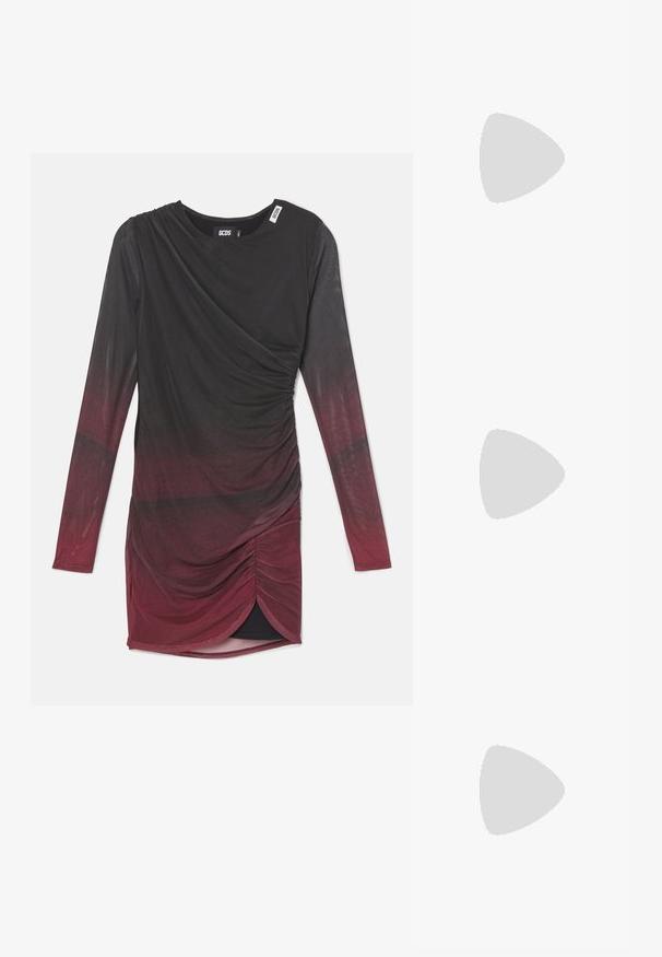 GCDS MINI DRESS - Koktélruha / Partiruha - mix; Fekete lakk bőr, hegyes orrú slingback cipő, boka pántokkal, ezüst csatokkal és hardverelemekkel, valamint karcsú sarkú.; Fekete bőrtáska ívelt formával, levehető pánttal és arany színű fémrészekkel. A táskán egy csattal díszített fedél található.; Aranyszínű fülbevalók, texturált, hullámos formákkal. Tartalmazza a szobrászati klipszes studokat és az open hoop kialakítást, kalapácsos felülettel.