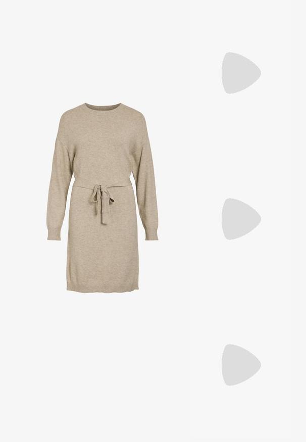 Beige stickad klänning med långa ärmar, rund hals och ett knytbälte i midjan. Har ribbade manschetter och nederkant för texturkontrast.; Spetsig tå högklackad sko med en färgpalett av silver, guld och nude. Glansig yta med utskärningsdesign, utrustad med en stilettklack.; Silverfärgad metallisk påse med en mjuk, rundad form och en knutstängning upptill. Tillverkad av ett mjukt material i konstläder.; Silverörhängen med en vriden design som har en blank yta och bakåtlås. Mått ca 3 cm i diameter.
