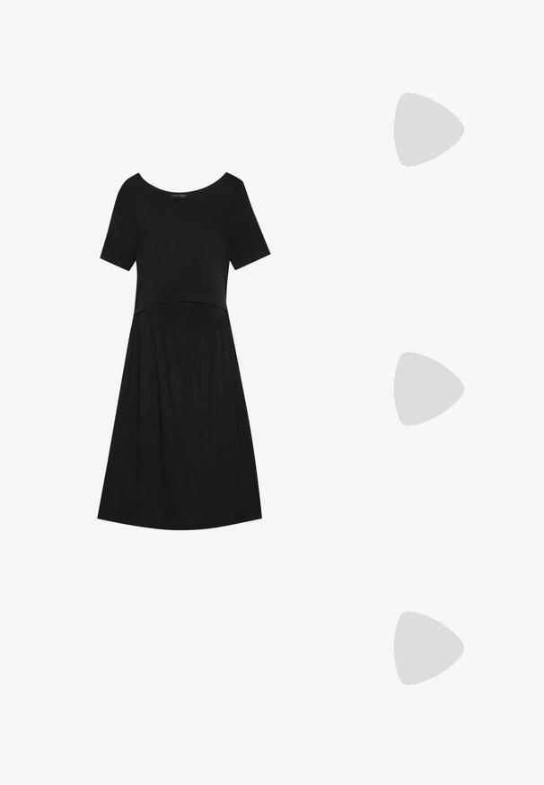 Schwarzes Kleid mit kurzen Ärmeln und rundem Ausschnitt, mit einem taillierten Oberteil und einem ausgestellten Rock, aus einem weichen, elastischen Stoff.; Schwarze Lackleder-Slingback-Absätze mit spitzer Zehenform, einem runden Ausschnitt-Design und einem Blockabsatz. Mit einem goldfarbenen Schnallenakzent.; Schwarze übergroße Sonnenbrille mit getönten Gläsern, dicken Rahmen und goldfarbener Kettendetaillierung an den Bügeln.; Schwarze Tragetasche aus synthetischem Material, mit einfachem rechteckigem Design, goldenen quadratischen Akzenten und doppelten Griffen.
