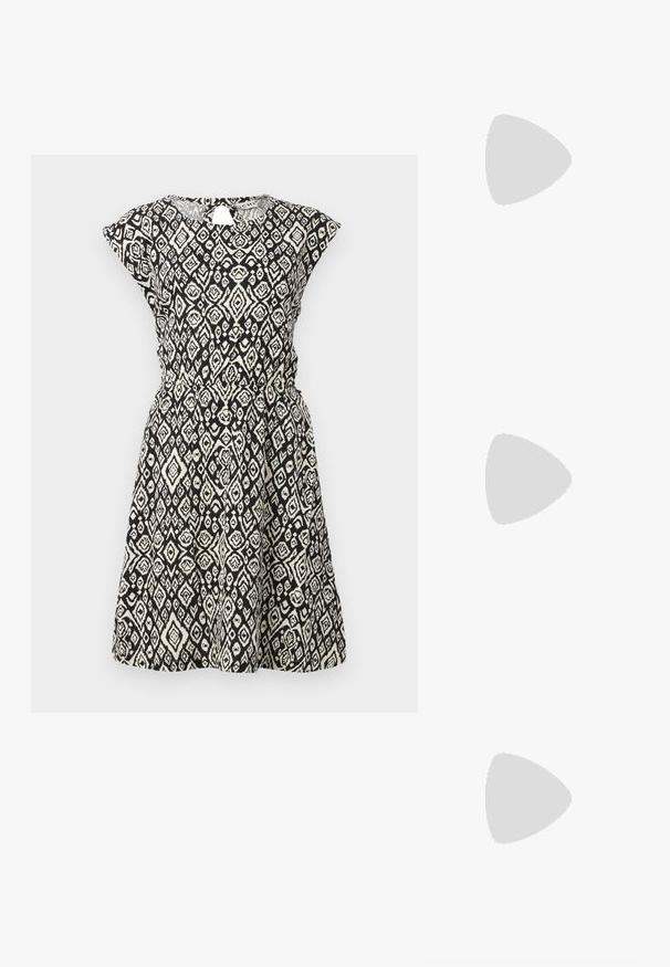 Črna in kremna obleka s patternom, sproščenega kroja, kratkimi rokavi, okroglo izrezom in detajlom za vezanje v pasu. Ima geometrijski vzorec.; Črne patentne usnjene salonarce s slingback obliko, s koničastim nosom, zaobljenim izrezom in blok peto. Imajo zlato kovinsko zaponko kot dodatno okrasje.; Črne prevelike sončne očala z degradacijskimi lečami, debelimi okvirji in zlatimi verižicami na ročajih.; Črna torbica z teksturirano površino, z dvema zgornjima ročajema in nastavljivim ramenskim pasom. Ima zlatovrateče dodatke in stranske žepe.