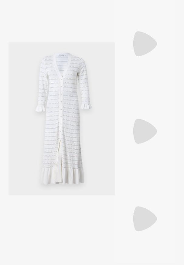 sandro ROBE MIDI ENCOLURE FRILL - Freizeitkleid - ecru; Schwarze Leder-Ballettschuhe mit abgerundeter Spitze, glatter Textur, minimalen Nähdetails und einem flexiblen Sohlen-Design.; Schwarze Leder-Halbmondtasche mit einem goldenen Hardware-Akzent und einem Reißverschluss. Über einem grauen Pullover quer über den Körper getragen.; Goldfarbene Ohrstecker mit Knoten in gedrehter Ausführung. Jeder Ohrstecker verfügt über eine runde, transparente Rückseite für sicheren Halt.