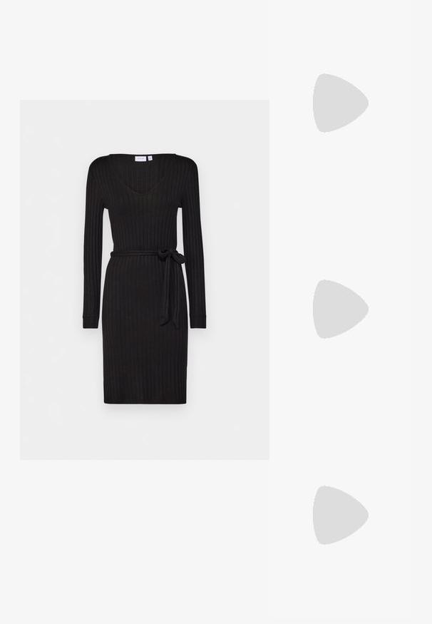 Melna ribota kleita ar garām piedurknēm, V-veida dekoltē un matchēta auduma josta viduklī, lai radītu savilkumu. Gluda tekstūra un pieguļoša silueta.; Brūni ādas kovboju zābaki ar norādītu purngalu un blokveida papēdi, ar detalizētu šūšanu un paceltiem akcentiem uz kājas daļas.; Maza krēmkrāsas rokas soma ar teksturētu apdari, garu regulējamu siksniņu, ķēdes akcentu un vāciņa aizdari. Zelta aparatūras detaļas.; Zelta auskari ar gludu, spīdīgu apdari. Apaļš dizains, kas ietver mazu tapu un caurspīdīgu pamatni drošai valkāšanai.