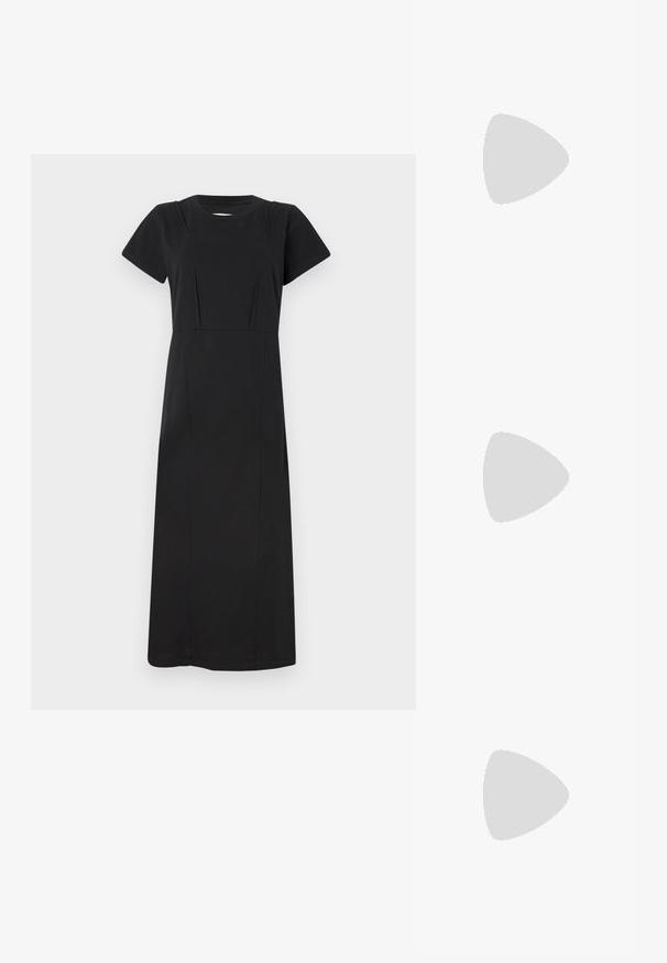 Črno obleko s kratkimi rokavi iz gladkega materiala, ki ima okroglo izrez, oprijet bodice z navpičnimi šivi in dolgih krilo.; Črne natikače z teksturirano gumijasto podlogo, dvema ozkima trakoma in subtilnim, vtisnjenim logom na traku.; Bela svilena marama z varljivim črnim geometrijskim vzorcem, obrobljena s črnim robom. Lahka in z gladko teksturo.; Rjava suknjena torbica z gladko teksturo, ukrivljenim vrhom in enim naramnim trakom. Trajna konstrukcija z minimalno kovinsko opremo.