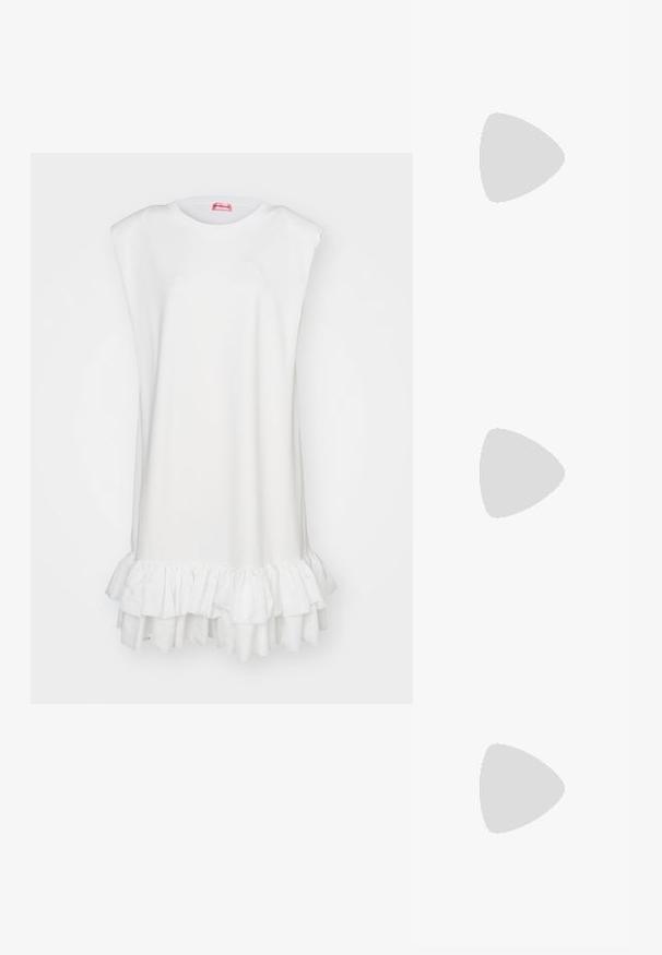 Custommade JOAN - Dzsörzéruha - bright white; Fekete sarkú szandál fonott pánttal, négyzet alakú orral és állítható bokapánttal. Világos bézs talpbetét fényes fekete sarkával.; Fekete bőr válltáska ívelt formával, cipzáros záródással és állítható pánttal. Az elején domború logó található.; Ezüst szív alakú lakatok, amelyeken vésett "IGEN" és "NEM" feliratok találhatók, polírozott felület, szimmetrikus kialakítás és robusztus fémcsat.