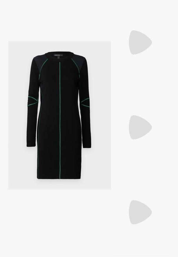 Schwarzes Strickkleid mit langen Ärmeln, das grüne Nähte entlang der Nähte und am Hals aufweist. Gerader Schnitt, runder Halsausschnitt und knielang.; Schwarzer spitz zulaufender Slingback-Schuh mit niedrigem Absatz, der aus glattem Leder gefertigt ist und seitliche Ausschnitte für Atmungsaktivität aufweist.; Calvin Klein LINEAR CAMERA BAG - Umhängetasche - black; Drei Metallringe: einer in Roségold, einer aus Gold mit strukturierten Akzenten und einer aus Silber, alle mit graviertem Branding auf dem inneren Band.