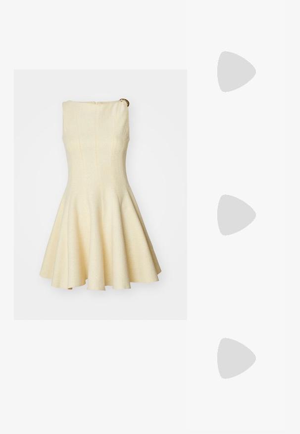 Maje RISOLEIL - Cocktailkjole / festkjole - jaune; Guldmetallic, strappy sandal med firkantet blokhæl og åben tå. Har tynde stropper og et bageste ankelrem for justering.; Hvid struktureret taske med korte håndtag og en skulderrem, prydet med guldfarvede hardwaredetaljer og tekstureret materiale, præsenteret mod en grå baggrund.; Guldtonede øreringe sæt med tre par: teksturerede ovale studs, bølgende designs studs og store hoop øreringe med lagdelte rifler.