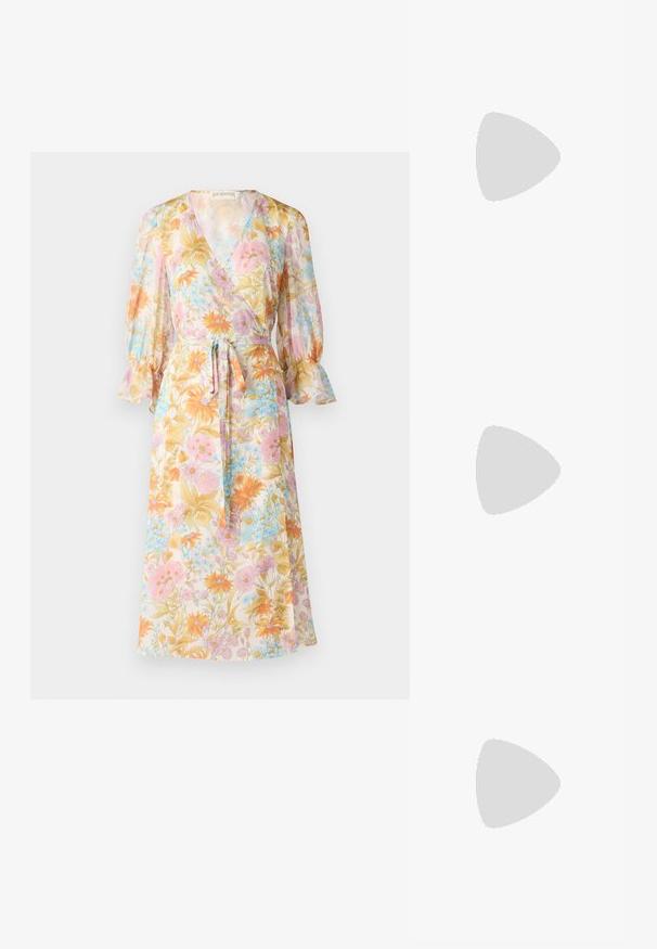 Blommig midiklänning i lätt och genomskinlig tyg. Har en V-ringning, långa ärmar med volangdesign och ett knytband i midjan. Färgerna inkluderar pasteller och gula nyanser.; Svart lackskin slingback-häl med spetsig tå, med texturerad ormskinnsprint, justerbar rem och en kort, texturerad blockklack.; Svart läderclutch med en guldkedjesjal, med en slät yta, rektangulär form och präglad märkning på framsidan.; Guldtonade örhängen med en rektangulär, klar kristall som hänger under en rad av små, runda klara accenter. Snygg, modern design.