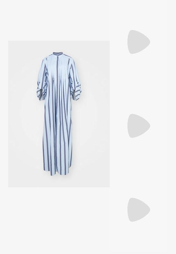 Alberta Ferretti DRESS - Maksimekko - blue; Musta nahkasandaali ohuilla remmeillä, matalalla lohkokannalla ja neliönmuotoisella varpaalla. Varustettu soljella ja sileällä pinnalla.; Alexander McQueen UNISEX - Aurinkolasit - black/grey; Kultaiset korvakorut, joissa on kaareva, kerroksittain muotoiltu design. Pyöreä muoto, kiiltävä pinta ja turvallinen takaklipsi.