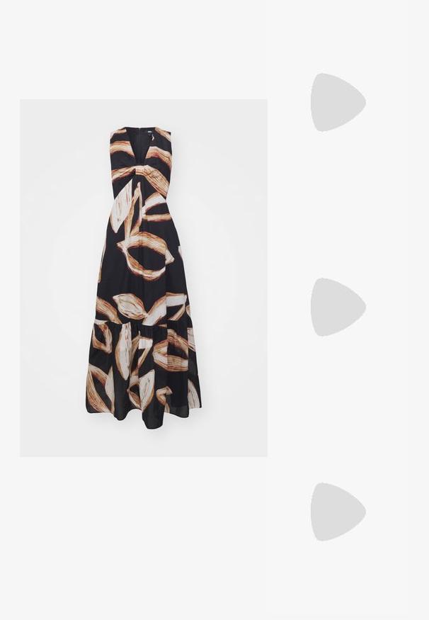 Maxikjole i sort stof med store hvide og brune bladmønstre, der har en dyb V-neckline og en samlet skørt.; Svarte lakk lær leiligheter med spiss tå, ankelstroppe med spenne, og en glatt, skinnende tekstur. Lav hæl for komfort.; Store svarte solbriller i overdimensjonert størrelse med geometrisk form, med mørke linser og en kontrasterende grå detalj på rammen. Logo på armen.; Sølvmetalløreringer med en jevn, dråpeform og en polert finish. Subtile graveringer legger til detaljer. Minimalistisk design.