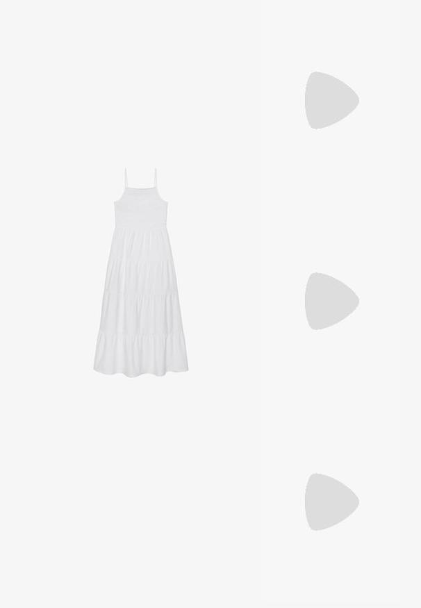 Weißes Sommerkleid mit Spaghettiträgern, gerafftem Oberteil und mehrlagigem Rüschendesign. Hergestellt aus leichtem Stoff, hat es eine fließende, A-Linien-Form.; Weiße Leder-Cowboystiefel mit spitzer Zehe und blockiertem Absatz. Sie verfügen über aufwendige Steppmuster am Schaft und eine glatte Textur.; Schwarze, oversized Sonnenbrillen mit ovalen Gläsern, glattem Kunststoffrahmen und goldenen Akzenten an den Bügeln. Die dunklen Gläser bieten Sonnenschutz.; Schwarze synthetische Schultertasche mit geschwungenem Silhouette, strukturiertem Finish, goldenem Dreiecks-Logo und abnehmbaren Hardware-Akzenten.