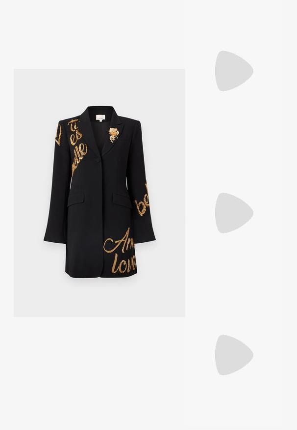 Sacou negru cu mâneci lungi, prevăzut cu text din paiete aurii și un accesoriu floral cu broșă pe piept. Rever clasic și design structurat.; Pantofi cu toc slingback negri din patent, cu vârf ascuțit, cu imprimeu de șarpe texturat, curea ajustabilă și toc scurt texturat.; Geantă neagră din piele, tip crossbody, cu două buzunare frontale, catarame aurii, închidere cu fermoar și o curea subțire. Suprafață texturată și formă rectangulară compactă.; Cercei din metal auriu, cu un design curbat și alungit. Au o suprafață netedă și strălucitoare, cu un vârf rotunjit pentru un detaliu suplimentar.