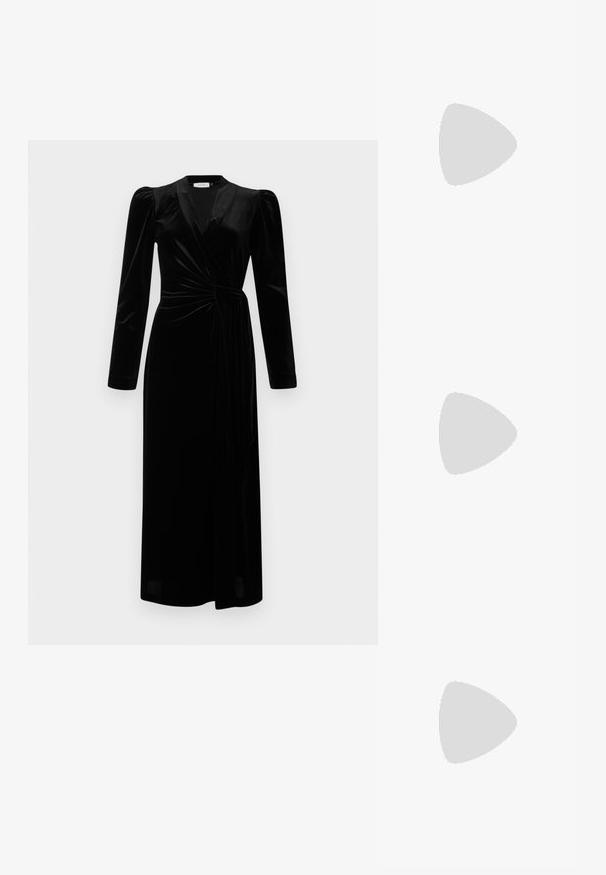 Pitkä musta samettinen kietaisymeikkö, jossa on puffihempaiset olkapäät, pitkät hihat ja sivusolmu vyötäröllä.; Musta lakattu nahka slingback-korkokengät, joissa on terävä kärki, pyöreä aukko-muotoilu ja lohkokorko. Varustettu kultasävyisellä solkiyksityiskohdalla.; Mustat ylisuurten kehysten aurinkolasit, joissa on liukuväri-linssit, paksut kehykset ja kultasävyiset ketjustuskoristeet temppeleissä.; Musta käsilaukku, jossa on rakenteellinen muoto, sileä pinta ja metallinen solki. Yhdistetty leveisiin mustiin housuihin ja avonaiheisiin sandaaleihin puulattialla.