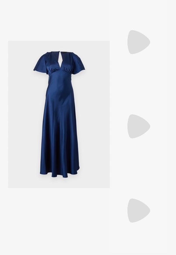 Navyblaues Satinkleid mit kurzen, flatternden Ärmeln, einem tiefen V-Ausschnitt und einer fließenden A-Linien-Silhouette. Glatte Textur mit minimalen Details.; Schwarze Sandale mit Riemchen, quadratischer Zehenform und niedrigem Blockabsatz. Verfügt über mehrere dünne Riemen und einen verstellbaren Knöchelriemen. Hergestellt aus glattem Leder.; Schwarze Leder-Crossbody-Tasche mit glatter Textur, rechteckiger Form und metallic-kettendetail auf der Vorderseite. Verstellbarer Gurt inklusive.; Silberne Tropfenohrringe mit einem quadratischen Stecker, die eine glatte, polierte Oberfläche und eine Tropfenform aufweisen, die Licht mit einer glänzenden Oberfläche reflektiert.
