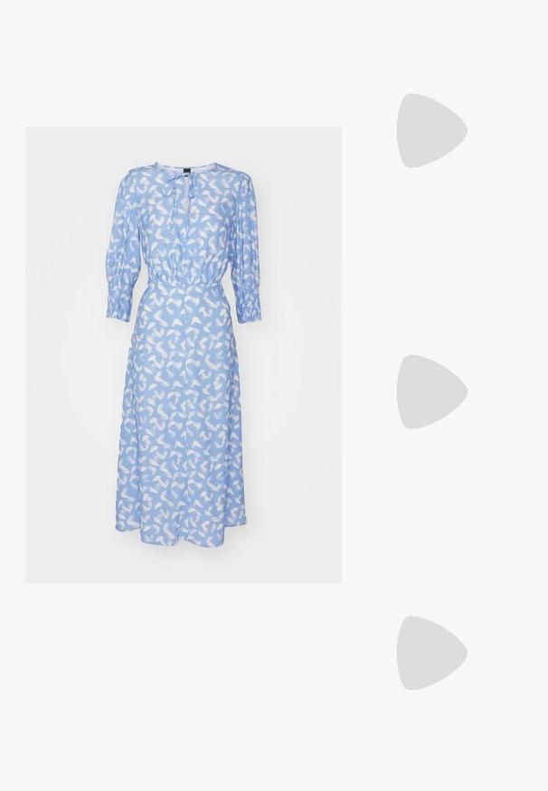 Hellblaues Kleid mit einem weißen abstrakten Muster. Verfügt über lange Puffärmel, eine taillierte Taille und einen runden Ausschnitt mit einer Bindeschleife.; Weißes, kurzes T-Shirt, kurze weite Ärmel, weicher Baumwollstoff, runder Ausschnitt mit subtilen orangefarbenen Akzenten, minimales Design, keine Muster oder Grafiken.; Spitz zulaufender Slingback-Schuh aus cremefarbenem Leder, ausgestattet mit einem niedrigen Absatz und einem ausgeschnittenen Design mit glatter Textur und minimalen Akzenten.; Goldene Handtasche mit einem aufwändigen Perlenmuster, dreieckigem Logo-Accessoire und einer metallischen Kettenriemen. Rechteckige Form, elegantes Design.