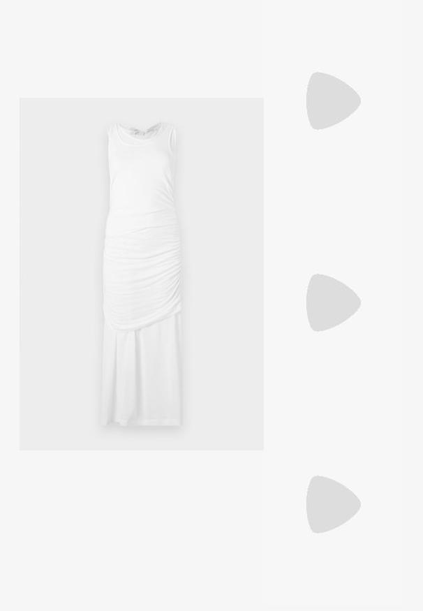 BITE Studios ROMANA LAYERED SHEER TANK DRESS - Trikotāžas kleita - white; Melnas patentā ādas augstpapēžu kurpes ar norādītu purngalu, regulējamu potītes siksniņu un mērenu bloku papēdi. Gluda tekstūra ar spīdīgu apdari.; Stuart Weitzman POSH SHOULDER BAG - Soma ar siksnu pāri ķermenim - black; Sudraba gredzena auskari ar faktūras dizainu, kas ietver vertikālas rievas. Apaļa forma ar drošu aizdari. Gluda apdare.