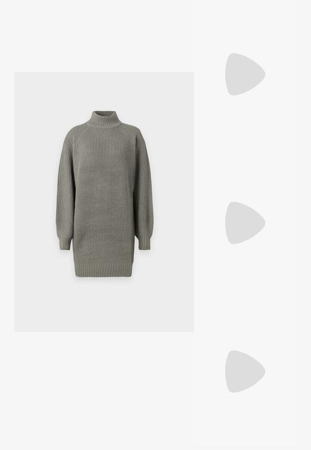 Pull en maille gris surdimensionné avec un col montant, des poignets côtelés et une surface texturée. Présente des épaules tombantes et une coupe décontractée.; Escarpins slingback en cuir verni rouge avec un bout pointu, deux brides à boucle et un talon aiguette slim de hauteur intermédiaire. Texture lisse.; Sac à main en cuir noir avec une forme courbée, bandoulière amovible et des accessoires en or. Le sac est doté d'un rabat avec un détail de boucle.; Boucles d'oreilles dorées présentant des formes texturées et ondulées. Comprend des clips sculpturaux et un design de créoles ouvertes avec une finition martelée.