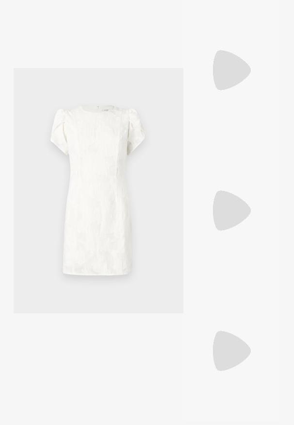 Weißes kurzärmeliges Kleid mit einer strukturierten Blumenmuster, figurbetonter Silhouette und einem verdeckten Reißverschluss am Rücken, mit weichen Puffärmeln.; Beige Lackleder Slingback-Absätze mit spitzem Fuß und 5 cm Absatz, mit ausgeschnittenen Seiten und einem schmalen Knöchelriemen.; Schildpatt-Sonnenbrille mit länglich-ovalen Gläsern, braunem Farbton, goldenen Logo-Akzenten an den Bügeln und schlanken schwarzen Bügeln.; Beige gemusterte Handtasche mit geschwungener Form, Lederakzenten und einem goldfarbenen Logo auf der Vorderseite. Verfügt über einen kurzen Griff für einfaches Tragen.; Perlen- und Kristallhalskette mit einem runden, perlenbesetzten Design in sanften Farbtönen, das abwechselnd Perlen und funkelnde Akzente zeigt, um den Hals getragen.