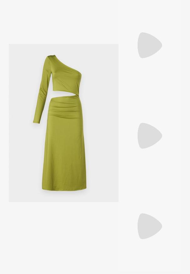 Eno-rame, dolg rokav obleka v olivno zeleni barvi, ki se ponaša z oprijetim zgornjim delom in gubanjem v predelu pasu, narejena iz gladkega, raztegljivega materiala.; Beige ravne sandale z več tankimi trakovi in nastavljivim zaponcem. Podplat je raven z rahlo temnim kontrastom na robu.; Črna usnjena torbica s ukrivljeno obliko, z odstranljivo naramnico in zlatimi dodatki. Torbica ima pokrov s podrobnostmi v obliki zaponke.; Zlati prstan z teksturiranim, valovitim dizajnom, ki ima tri izrazite vrhove. Gladka, sijoča površina z odprtim pasom za prilagodljivo prileganje.