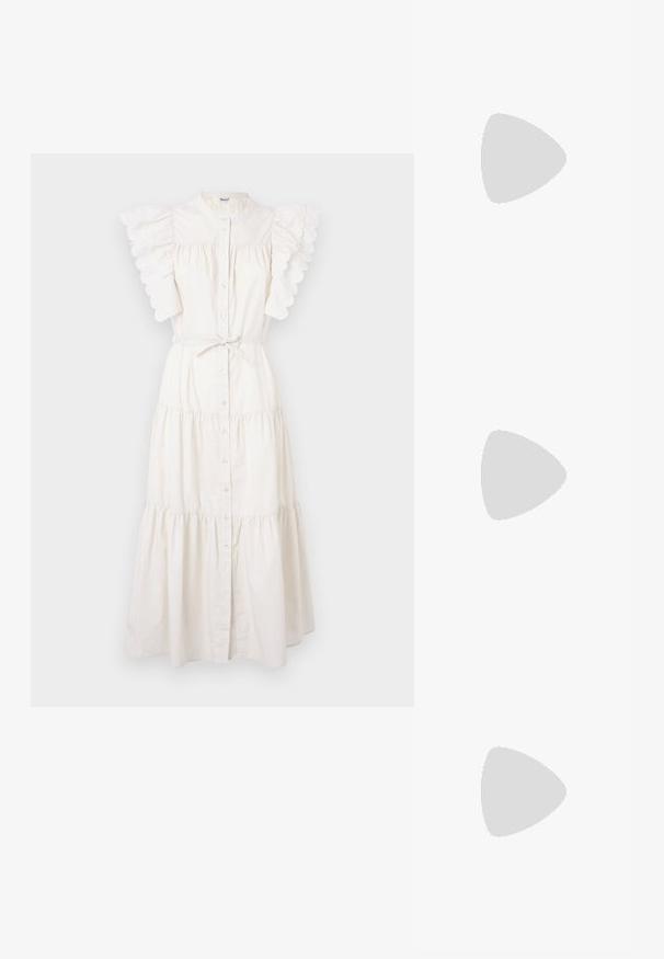 Hvit midi-kjole med lagdelt design, knappelukking foran og bølget volangerm. Laget av lett materiale med detaljer som kan knytes i midjen.; Lys rosa slingback leiligheter med spiss tå, laget av et glatt, læraktig materiale. Har utskjæringer på sidene og lav hæl.; Brune skilpadde solbriller med vinklete rammer, mørke linser og metall detaljer. Bæres med en kremfarget topp og en mørk sjal.; Hvit strukturert håndveske med korte håndtak og skulderreim, med detaljer i gullfinish og teksturert materiale, vist mot en grå bakgrunn.