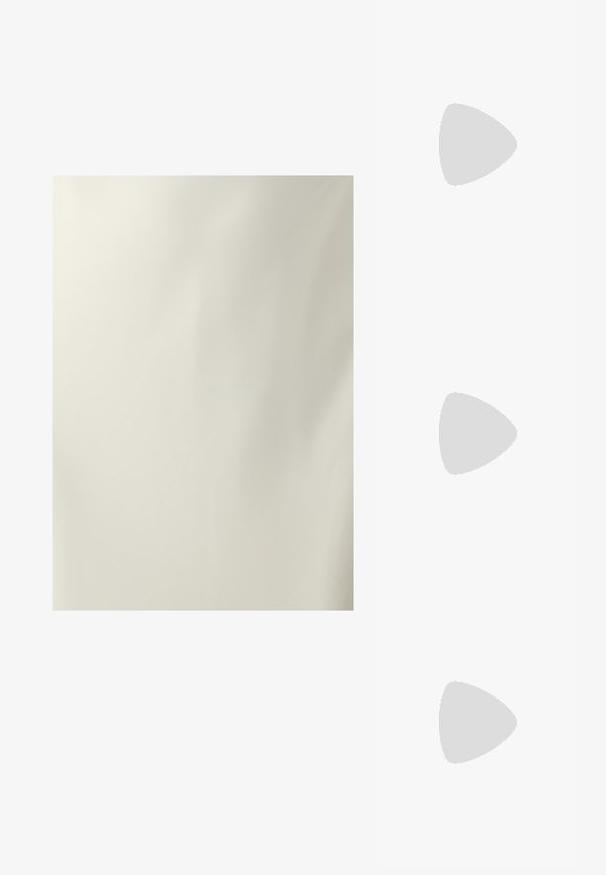 Tissu lisse de couleur crème avec une légère brillance. La texture est uniforme, présentant un design simple et minimal sans motifs ni accents visibles.; Talons aiguilles blanches à bride arrière avec un bout pointu, un dessus lisse, un petit talon carré et un design avec découpes latérales et sangle réglable.; Lunettes de soleil rondes avec verres sombres et monture en or. Le modèle porte un cardigan à côtes bleu clair avec des boutons et des manches blanches contrastantes.; Porte-monnaie Michael Kors en toile enduite beige avec un motif répété de logo MK, des accessoires en or et une bandoulière en chaîne amovible.