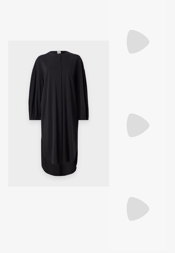 Rochie neagră dintr-un material neted, cu decolteu rotund, mâneci lungi și fante laterale. Croi lejer, cu detalii de design minime.; Balerini din piele neagră, vârf ascuțit, design minimalist, textură netedă, toc de mică înălțime, fără hardware sau embellishments vizibile.; Geantă de umăr din piele neagră, cu o textură netedă, formă rectangulară și un detaliu din lanț metalic în față. Include curea reglabilă.; Cercei din aur în stil cerc cu un design texturat, având trei accente de cristal transparent pe o parte, oferind o estetică geometrică modernă.
