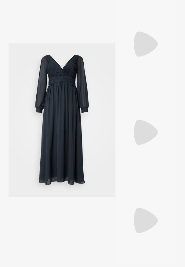 Robe en chiffon bleu foncé à manches longues avec un décolleté en V, un buste plissé et une taille froncée. Jupe fluide avec une texture douce et des poignets élastiques.; Sandale plate beige avec plusieurs fines lanières et une boucle réglable. La semelle est plate avec un léger contraste sombre sur le bord.; Sac bandoulière en cuir noir avec une texture lisse, de forme rectangulaire et un détail en chaîne métallique à l'avant. Sangle réglable incluse.; Boucles d'oreilles en ton argent, au design en anneau torsadé, présentant une surface texturée et des détails nervurés, sécurisées par une fermeture à tige.