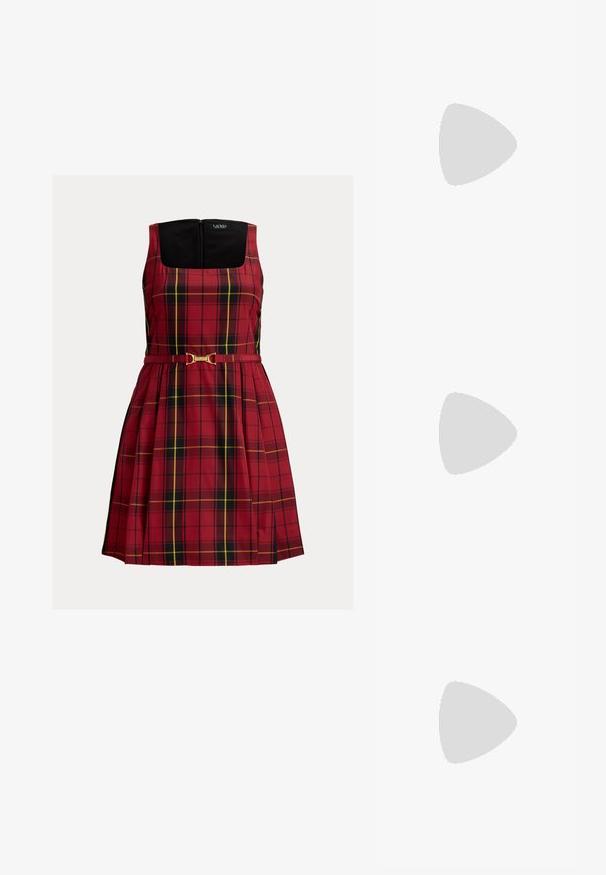 Sarkans pleda raksta kleita ar kvadrātveida izgriezumu, melnu korsešu, plisušu svārku un plānu jostu ar zelta krāsas sprādzi.; Melns ādas kurpju pāris ar zemu papēdi, smailu sudraba purngali un diviem sprādzēm uz balta fona.; Melnas ādas crossbody soma ar divām priekšējām kabatām, zelta sprādzēm, ar rāvējslēdzēju aizdari un šauru siksnu. Strukturēta virsma un kompakta taisnstūra forma.; Zeltītas auskaru rotas, kuru centrā ir taisnstūra formas caurspīdīgs kristāls, kas karājas zem mazu, apaļu caurspīdīgu akcentu rindas. Elegants, mūsdienīgs dizains.