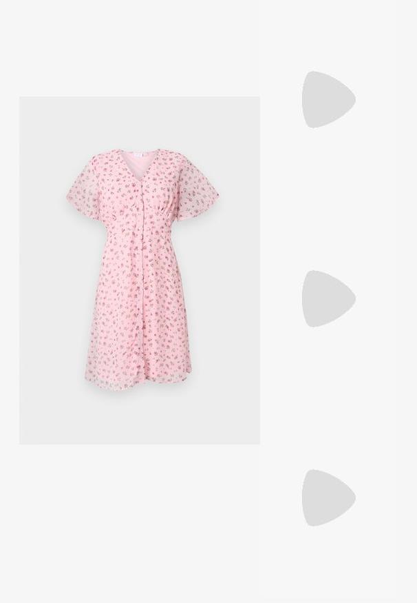 Rosa blommig klänning med korta volangärmar, v-ringning och knappslå framtill. Tyget verkar lätt och har en mjuk, genomskinlig textur.; Silver slingback högklackad sko med spetsig tå, metallisk finish, två dekorativa remmar och en smal klack med svart spets.; Silverfärgad metallic handväska i hjärtform med dubbla handtag, kedjesnodd och slät yta. Har metalldetaljer och sydda kanter.; Örhängen i guldton med texturerade, vågiga former. Inkluderar skulpturala clip-on-stift och öppen hoop-design med hamrad finish.