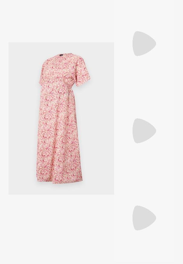 Rochie de maternitate florală în roz deschis, cu o croială lejeră, mâneci scurte și talie strânsă. Prezintă un guler mic rotund și modele diverse de flori.; Sandale cu toc înalt argintii, cu multiple curele, accentuate cu strasuri, design cu vârf deschis și cataramă la gleznă. Finisaj metalic neted.; Ochelari de soare dreptunghiulari maro cu lentile graduarate, rame groase și un detaliu cu logo pe lateral. Material plastic neted, design minimalist.; Genți negre cu o formă structurată, textură netedă și un închizător metalic. Asortată cu pantaloni negri largi și sandale cu vârf deschis pe un podea din lemn.