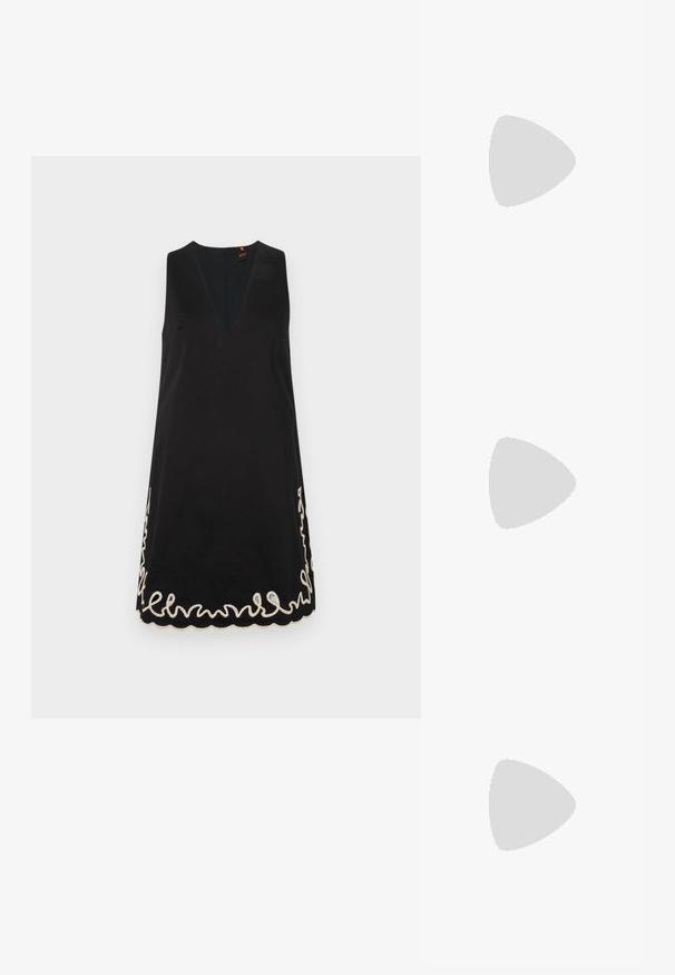 Svart ermeløs kjole med V-hals og bølgekant, preget av intrikate hvite broderier langs den nederste kanten. Glatt stofftekstur.; Sorte patentlær slingback-sko med spiss tå, detaljer i sølv og lav blokkheel. Glatt, skinnende tekstur gjennom hele.; Svart lær crossbody-veske med glatt tekstur, rektangulær form og metallkjede detaljer på framsiden. Justerbar stroppe inkludert.; Sølv dråpeøreringer med firkantet studs, med en glatt, polert overflate og en tåreformet design som reflekterer lys med en blank overflate.