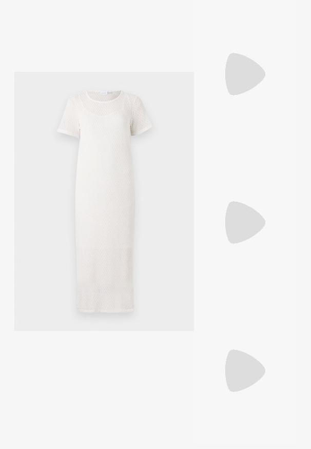 Valge kudumisest maksimekko lühikeste varrukatega, mis sisaldab tekstuuritud mustrit ja ümmargust kaelust. Sile kangas, kuni põlveni ulatuv disain.; Kuldne, metallilised slingback-kudumid terava varba ja paksu kontsaga. Sile tekstuur, minimalistlik disain ja kitsas rihm.; Mustmust mustraha kõverate joontega, eemaldatava rihmaga ja kuldsete detailidega. Kotil on klapp, millel on pandladetail.; Kuldne metallist käevõru, millel on voolav ja kõver disain. Ühel otsal on väike, silmapaistev hõbedane aktsent.