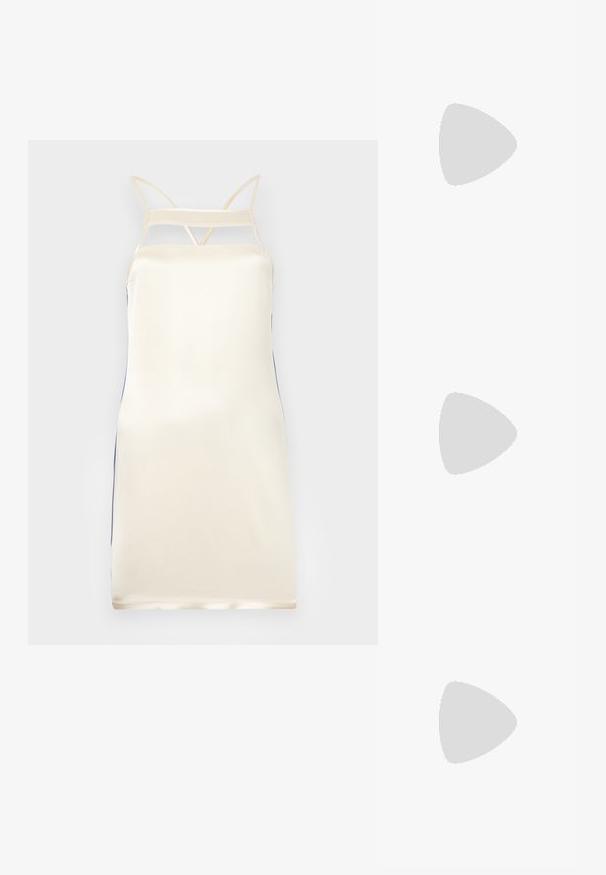 Satinové šaty na ramienka v krémovej farbe s tenkými ramienkami, s výrezom na výstrihu a modrými bočnými akcentmi. Hladká textúra, dĺžka midi.; Čierne sandále na vysokom podpätku majú tenké remienky s uzlovým dizajnom, hladký štvorcový špičku a elegantný stiletto podpätok.; Svetlošedá metalická kabelka s reťazovým popruhom, ozdobená malými kruhovými kovovými štítkami a trojuholníkovým logom značky.; Strieborné kruhové náušnice s hladkým a lesklým povrchom. Okrúhly tvar, ľahký dizajn, s uzáverom na kolík.