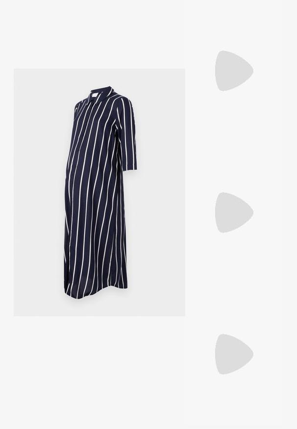 Ναυτικό μπλε μινι-φόρεμα εγκυμοσύνης με λευκές κατακόρυφες ρίγες, κοντά μανίκια, κουμπιά μπροστά και πλευρικές σχισμές για ευκολία στην κίνηση.; Μαύρο δερμάτινο τακούνι με μυτερή μύτη και χαμηλό τετράγωνο τακούνι. Διαθέτει λουράκι στον αστράγαλο με χρυσό τόνο πόρπη. Λείο υφή.; Μαύρη τσάντα χειρός με δομημένο σχήμα, λεία υφή και μεταλλικό κούμπωμα. Συνδυασμένη με φαρδιά μαύρα παντελόνια και σανδάλια ανοιχτής μύτης πάνω σε ξύλινο πάτωμα.; Ασημί μεταλλικό δερμάτινο μπουφάν με γούνινο γιακά, που διαθέτει φερμουάρ και υφή επιφάνειας. Μεγάλες σταγόνες σκουλαρίκια με διαφανή πετρώματα.