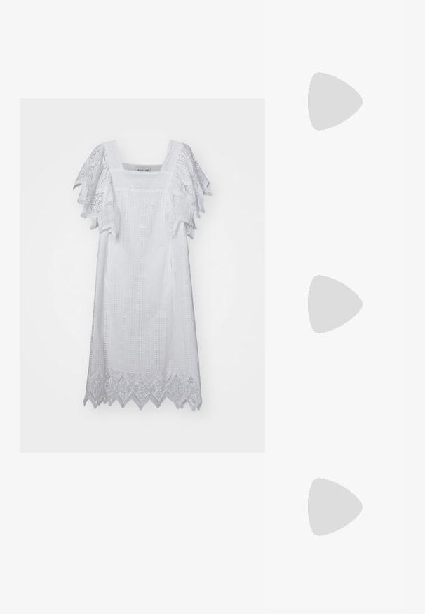 Weißes Kleid mit quadratischem Ausschnitt, bestickten kurzen Ärmeln, vertikalem Streifenmuster und dekorativem Spitzenbesatz. Leichter, strukturierter Stoff.; Schwarze flache Riemensandale aus synthetischem Material, mit einem breiten Riemen und einem metallischen Logo-Akzent sowie einer glatten, glänzenden Oberfläche.; Schwarze rechteckige Sonnenbrille mit Verlaufslinsen, Kunststoffrahmen und metallic Logo-Akzent an den Bügeln. Klassisches Design mit glatter Textur.; Schwarze Ledertasche mit goldfarbener Kettenriemen und Logo-Akzent. Hat eine rechteckige Form mit einem umklappbaren Klappenverschluss. Glatte Textur.