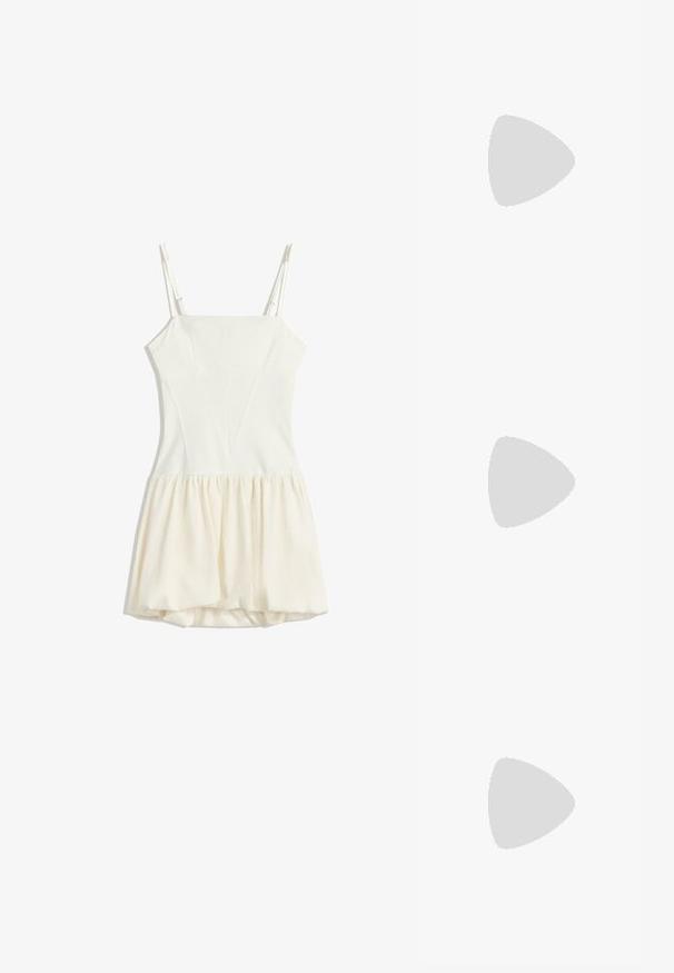 Bijela bezrukavna mini haljina s kvadratnim izrezom, uskim korzetom, podesivim tankim trakama i nabranom lepršavom suknjom.; Kratka čizma od tan sueda s tri sloja rese. Oštri vrh i niska blok peta. Glatka tekstura kroz cijelu čizmu.; Smešena smeđa suđena torba s dugim resicama, zakrivljenim oblikom i jednim remenom za rame. Ima glatku, teksturiranu površinu.; Zlatna mrežasta choker ogrlica s ravnim, fleksibilnim dizajnom. Ima lanac za produženje koji omogućuje prilagodljivu duljinu. Glatka tekstura, minimalistički izgled.