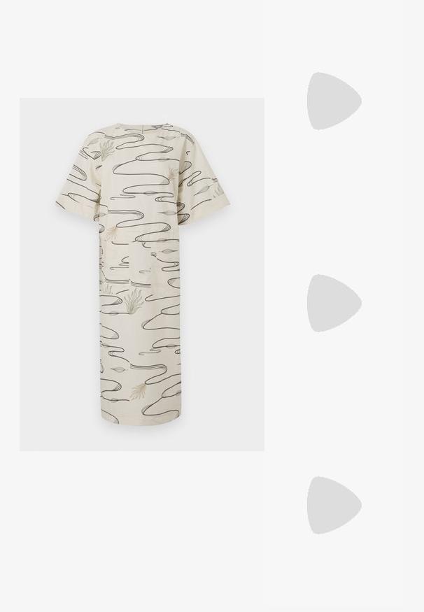 Beidzīga midi kleita ar īsām piedurknēm, abstraktiem melniem vijumiem un smalkiem zaļiem un brūniem augu rakstiem uz kokvilnas auduma.; Baltas austs punka purngals mūlis ar šauru vidēji augstu papēdi un uzvelkamu dizainu uz vienkārša fona.; Zelta rāmī esošas saulesbrilles ar tumši pelēkiem objektīviem. Unikāla kaķa acu forma. Tempu rotā maiņojošas zelta pērlītes un pērļu akcenti.; Melnas ādas rokassomu ar strukturētu taisnstūra formu. Iespējas zelta ovāla slēdzis un plāns plecu siksna. Gluda tekstūra.