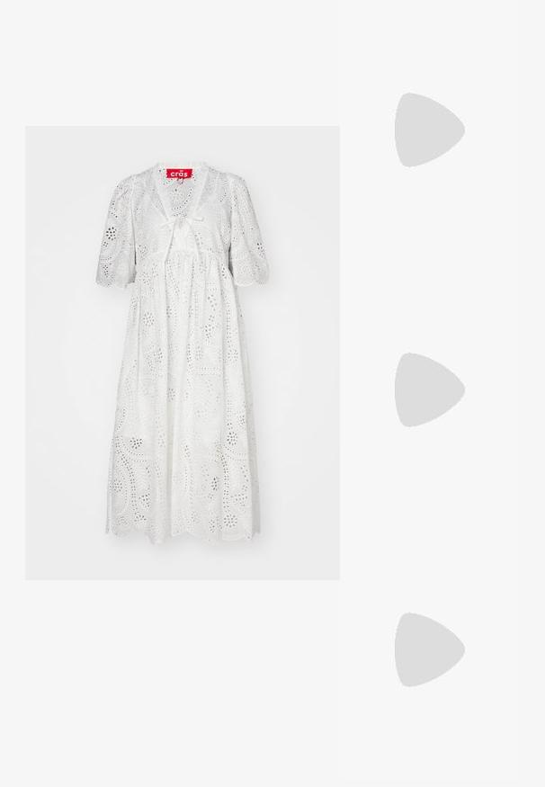 Balta, iki kelių ilgio suknelė su pūstomis rankovėmis, skylutėmis siuvinėta, V formos iškirpte ir kaspinėlio detalėmis priekyje. Banguotas kraštas akcentuoja.; Aštrus pirštas aukštakulnis batelis su sidabro, aukso ir nuogų spalvų deriniu. Blizgus paviršius su išpjovos dizainu, su stiletto kulnu.; Sidabrinė metalinė maišelio forma su švelnia, apvalia forma ir mazgu užveriamu viršumi. Pagaminta iš lygios dirbtinės odos medžiagos.; Sidabrinės pusmėnulio auskarai minimalistiniu dizainu. Apskritimo forma, lygus paviršius ir plonas profilis. Lengvi su poliruotu apdailu.