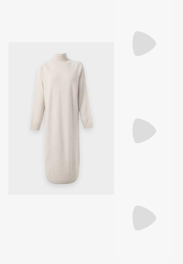 Crème-kleurige lange trui jurk met een geribde hoge hals, lange mouwen en geribde manchetten en zoom tegen een witte achtergrond.; Zwarte leren balletflat, puntige neus, minimalistisch design, gladde textuur, lage hak, geen zichtbaar beslag of versieringen.; Zwarte leren schoudertas met een gladde textuur, rechthoekige vorm en een metallic kettingdetail aan de voorkant. Verstelbare schouderband inbegrepen.; Gouden creolen met een getextureerd ontwerp en drie heldere kristalaccenten aan één zijde, wat een moderne geometrische esthetiek biedt.