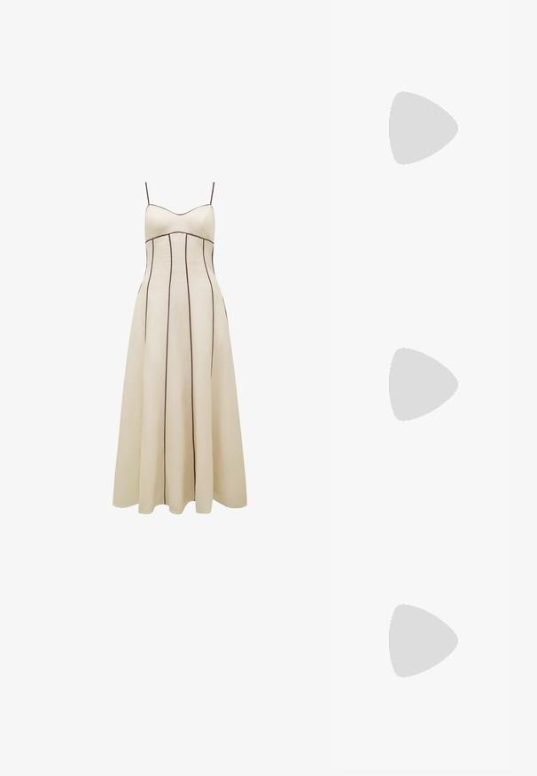 Krema obleka maxi z tankimi naramnicami, oprijetim korzetom in razširjenim krilom, s kontrastnim rjavim vertikalnim šivi za detajl.; Črne natikače s trakovi in kvadratnim prstom ter nizkim blokastim peto. Imajo več tankih trakov in nastavljiv trak okoli gležnja. Narejene so iz gladkega usnja.; Bela strukturirana torba z kratkimi ročaji in naramnim trakom, z zlatimi okrasnimi elementi in teksturiranim materialom, prikazana na sivi podlagi.; Zlato obarvani uhani z ovalnimi prozornimi kristali, ki jih obdajajo manjši prozorni kamenčki, s sistemom za oblačenje za varno nošenje.